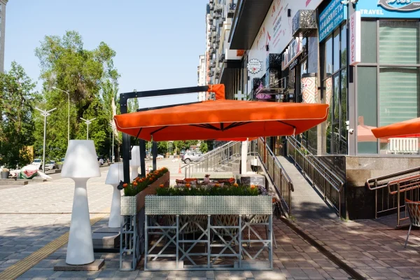 На боковой опоре